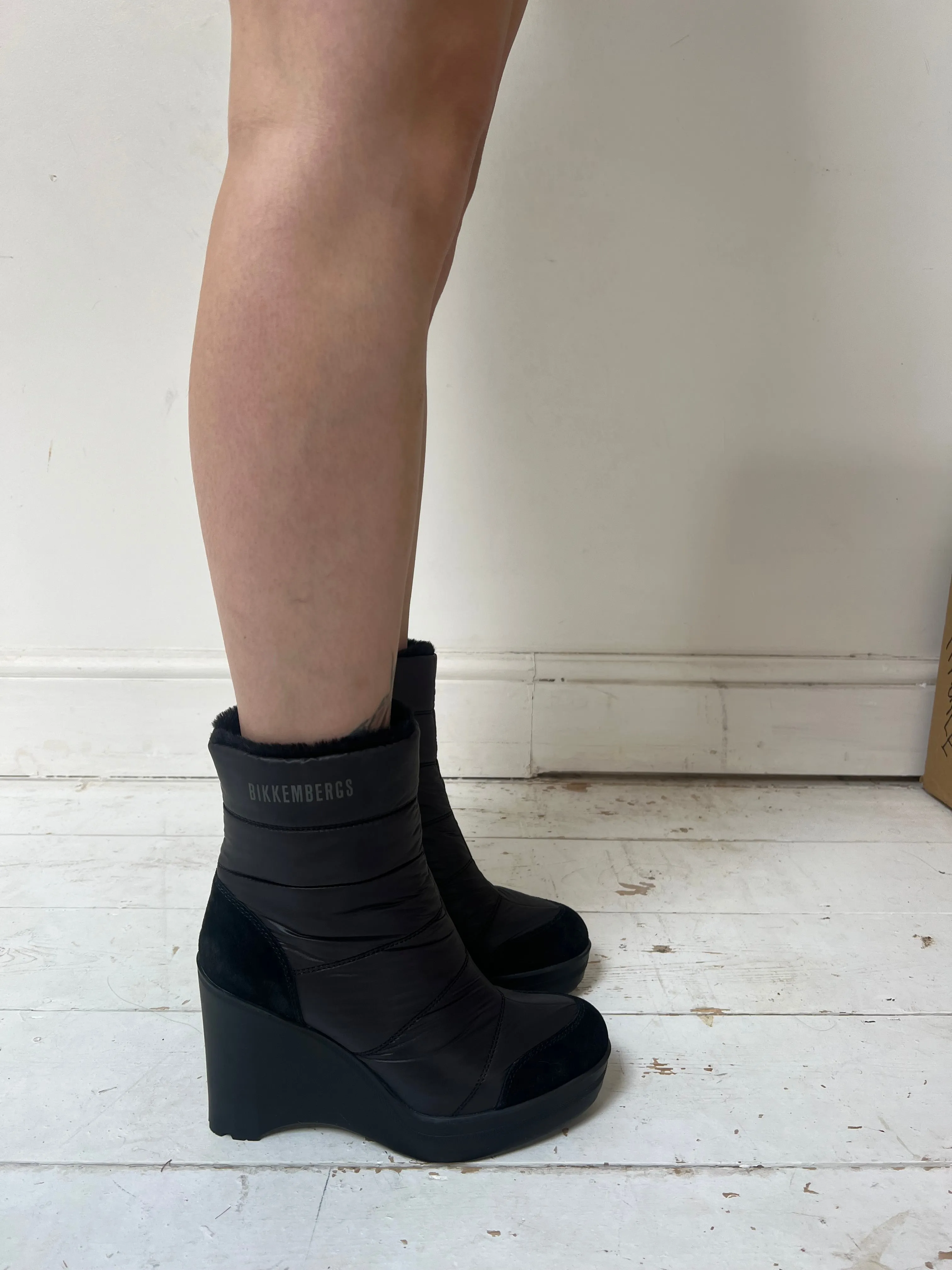 DIRK BIKKEMBERGS SNOW BOOTS (EU 39)