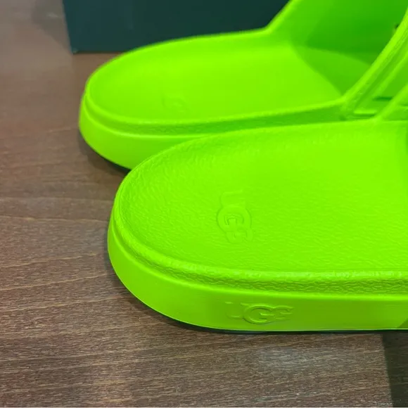 New with box UGG slide sandal size 8 cool design n logo