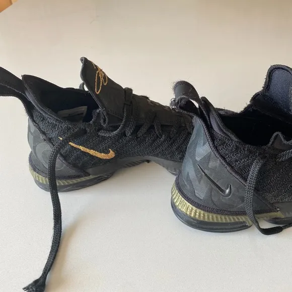 Nike Lebron Sneaker Size 5 Youth