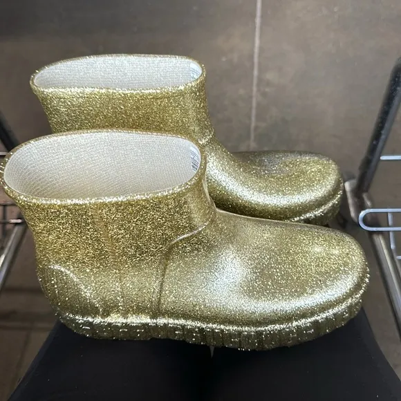 UGG ankle rain boots Size 9 . Like new Great for walking in the rain. Go…